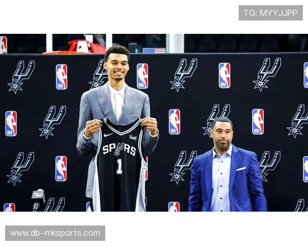 马刺的小孩真不怂，文班亚马越来越有大哥范儿，马刺德文