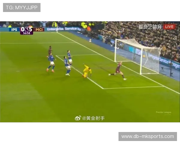 曼城反复利用边路撕裂防线，多库抽射未果